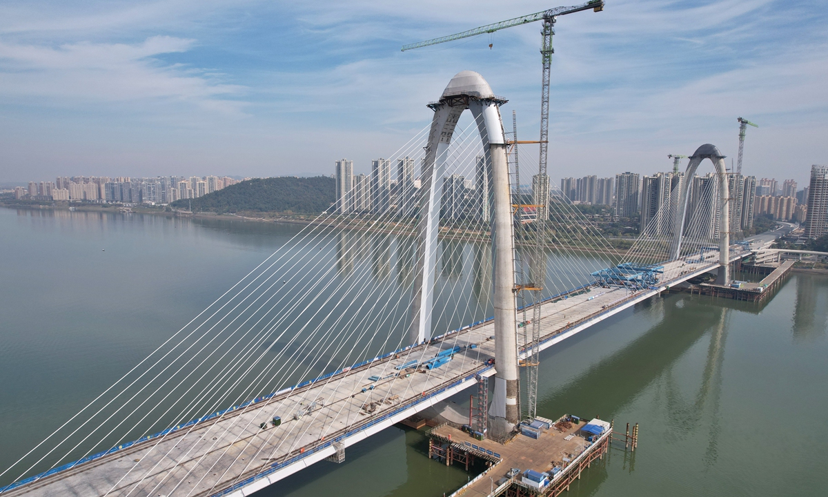 The steel girder of the middle span closure section of the main bridge of the Xinglian Road Grand Link project in Changsha, Central China's Hunan Province, is completed on November 8, 2024, marking the closure of the main bridge of the project. The project has a total length of 5.475 kilometers. Photo: cnsphoto