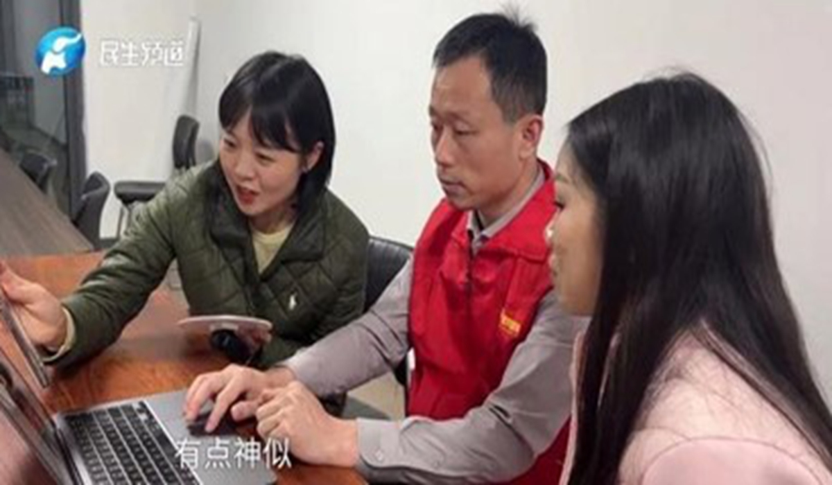 Dong and local volunteers who help people find their children searched for useful information in the relevant information database. Photo: Screenshot from the Henan Broadcasting System