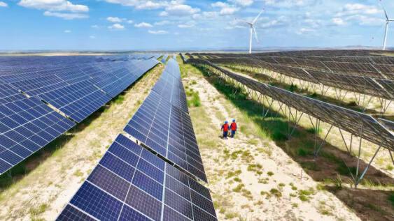 The picture shows employees of State Grid Wuzhong Power Supply Company conducting safety inspections on photovoltaic power generation equipment at the Wuzhong No. 50 Photovoltaic Power Station in Taiyangshan Town, Hongsibao District, Wuzhong, Ningxia, and checking the operating status and safety performance of cable equipment, wiring switches, etc.