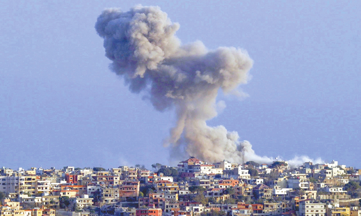 Smoke rises from the site of an Israeli airstrike targeting the southern Lebanese village of Khiam, on November 2, 2024. Photo: VCG