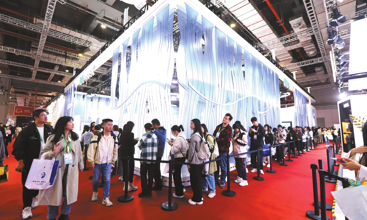 Visitors line up to explore consumer goods exhibition booths at the 7th CIIE in Shanghai on November 7, 2024. Photo: Chen Xia/GT