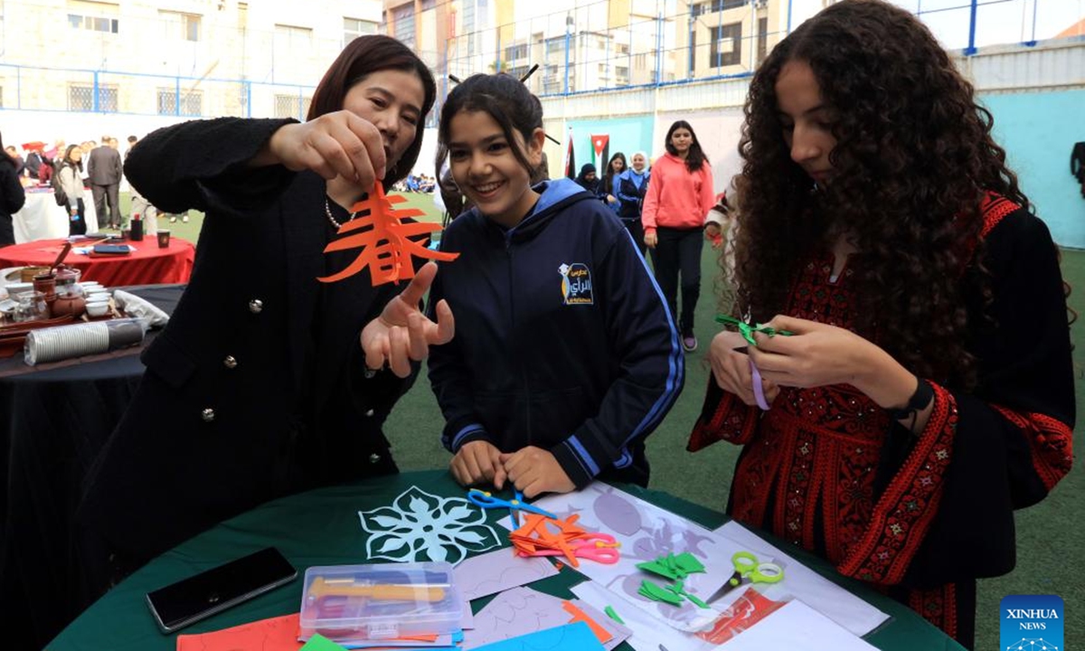 Students learn paper cutting during a culture event held in Amman, Jordan on Nov. 7, 2024. A cultural event organized by the TAG Confucius Institute in Jordan was held in Amman on Thursday, providing Chinese cultural experience activities for teachers and students. (Photo: Xinhua)