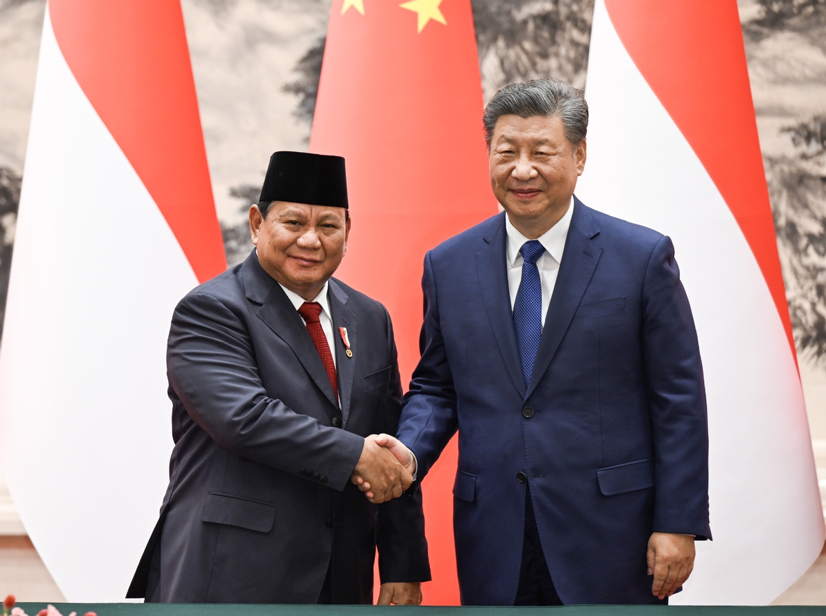 Chinese President Xi Jinping (right) holds talks with Indonesian President Prabowo Subianto in Beijing on Saturday. （Photo/Xinhua）