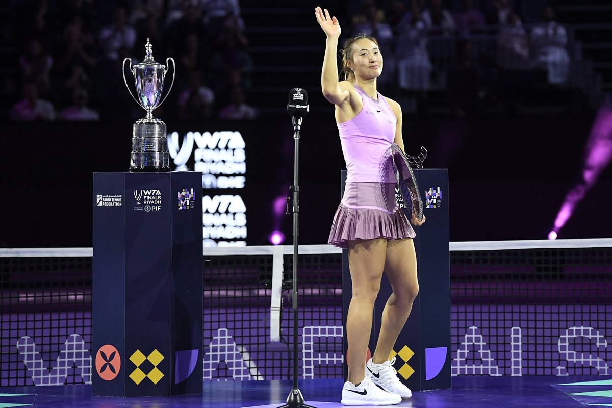 Chinese tennis star Zheng Qinwen waves as she holds her runner-up trophy after the women's singles final match of the WTA Finals in Riyadh, Saudi Arabia on November 9, 2024. Photo: VCG