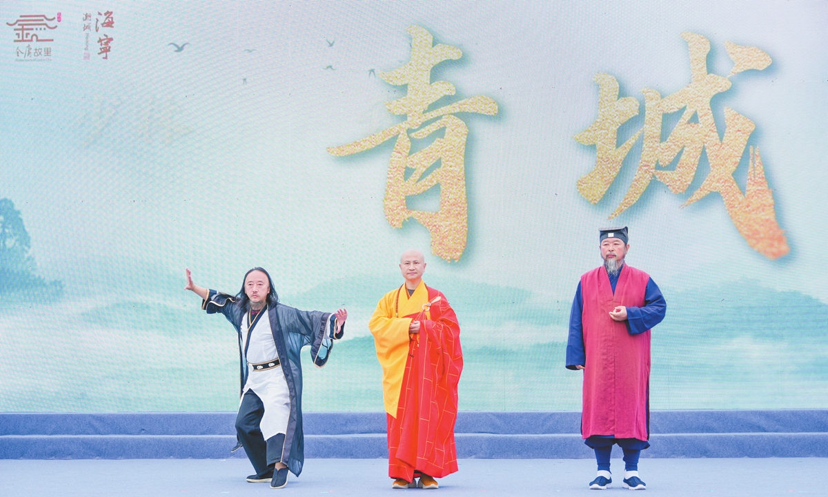 Liu Suibin (left), the 36th-generation head of the Qingcheng Sect, performs during the <em>Wuxia</em> Literature Golden Sword Awards ceremony in Haining, Zhejiang Province on November 8, 2024. Photo: Courtesy of <em>Wuxia</em> Literature Golden Sword Awards