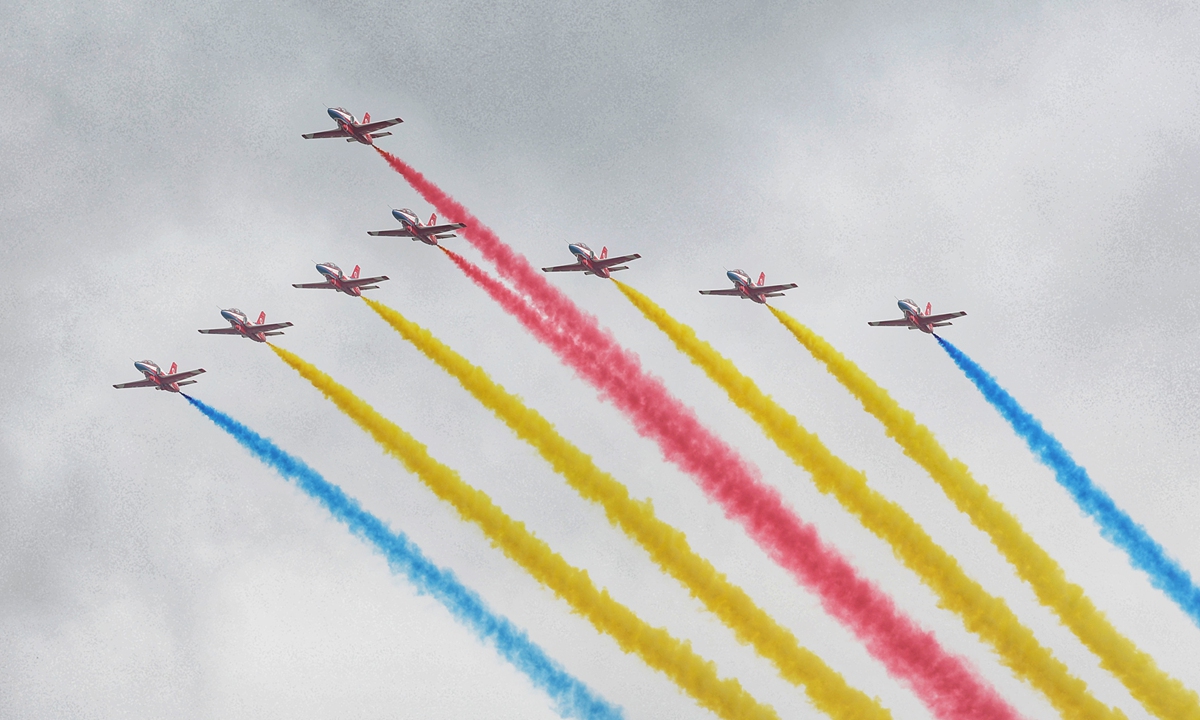 The Hongying (Red Falcon) Aerobatic Team from the Aviation University of the Air Force perform over Jinwan Airport in Zhuhai, South China's Guangdong Province, before the 15th Airshow China on November 11, 2024. The day marks the 75th anniversary of the founding of the PLA Air Force. Photo: Cui Meng/GT