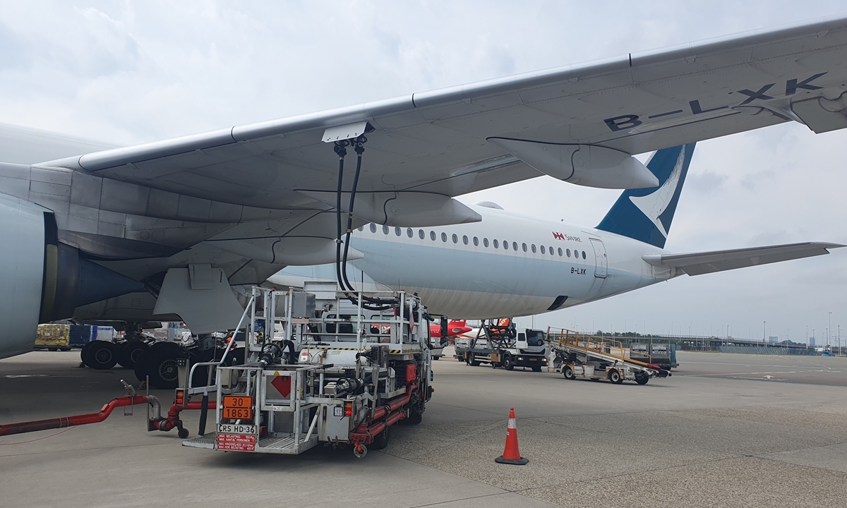 An aircraft from Cathay Pacific conducts SAF uplifts at Amsterdam Schiphol Airport in May of 2024. Photo: Courtesy of Cathay Pacific