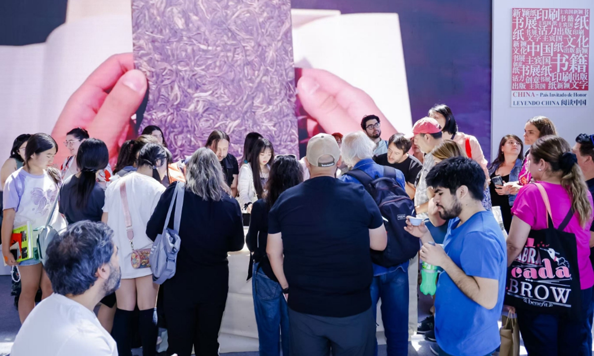 Chilean visitors experience Chinese tea culture at the book fair. Photo: Courtesy of CNPIEC