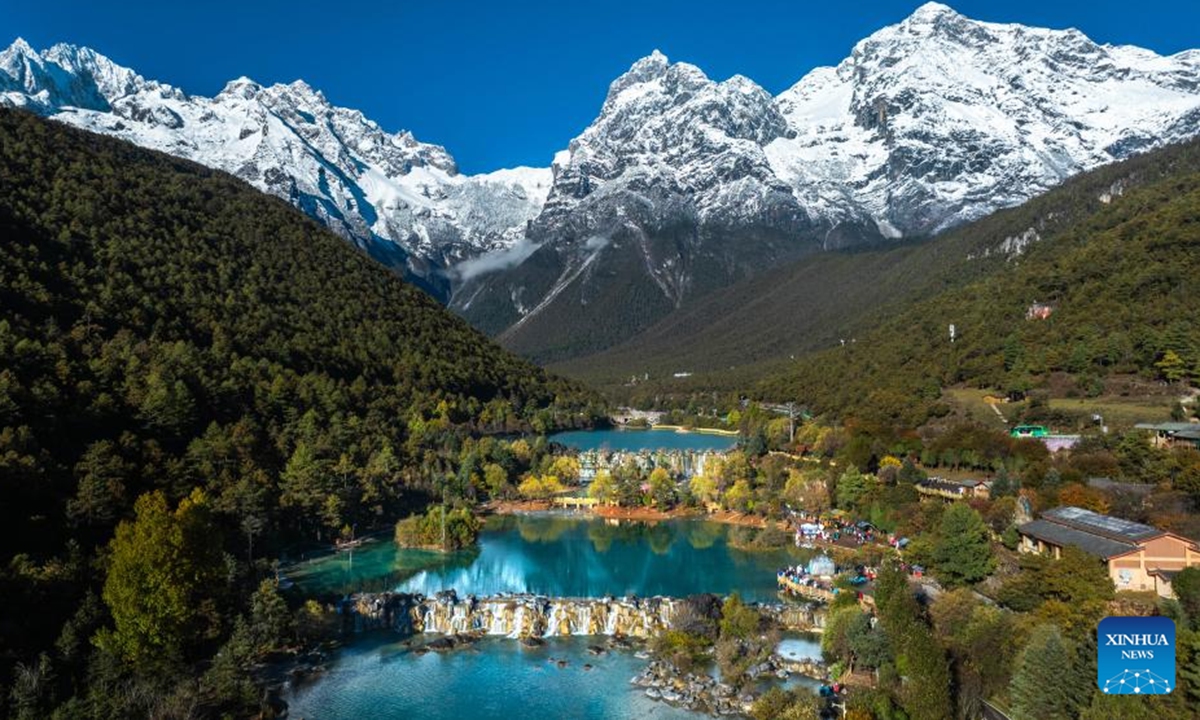 An aerial drone photo taken on Nov. 9, 2024 shows tourists visiting Lanyue (Blue Moon) Valley in Lijiang, southwest China's Yunnan Province. With the goal to build a world famous tourism city, Lijiang has been improving the service in its scenic spots such as Lijiang ancient town and Yulong Snow Mountain, in an effort to promote the high-quality development of its cultural tourism market.
 (Photo: Xinhua)