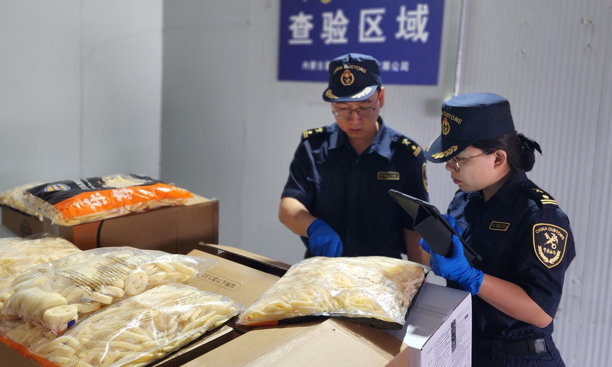 Officers from Jining Customs check frozen chip waiting for export. Photo: Courtesy of Jining Customs