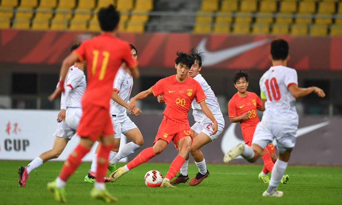 Zhu Pengyu (center) of the Chinese men's U19 team controls the ball in the match against Mongolia in the Panda Cup International Youth Football Tournament on November 13, 2024 in Chengdu, Southwest China's Sichuan Province. The Chinese youth team won 6-0. Photo: VCG