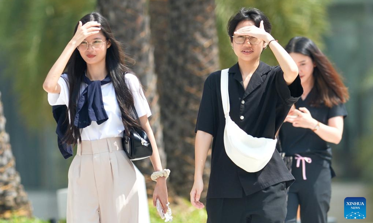 Pedestrians shade themselves from sunshine in Bangkok, Thailand, Nov. 12, 2024. The Thai Meteorological Department warned for high temperature in Bangkok and its vicinity for the upcoming days.  (Photo: Xinhua)