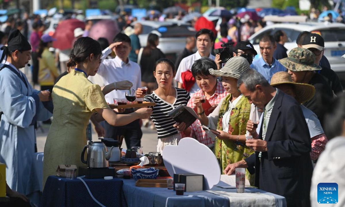 People taste Liubao tea during a cultural tourism carnival in Wuzhou, south China's Guangxi Zhuang Autonomous Region, Nov. 12, 2024. Liubao tea, a Chinese dark tea characterized by its strong and lingering fragrance and medical effects, boasts a history of more than 1,500 years. The 2024 Guangxi cultural tourism carnival kicked off here Tuesday. (Photo: Xinhua)