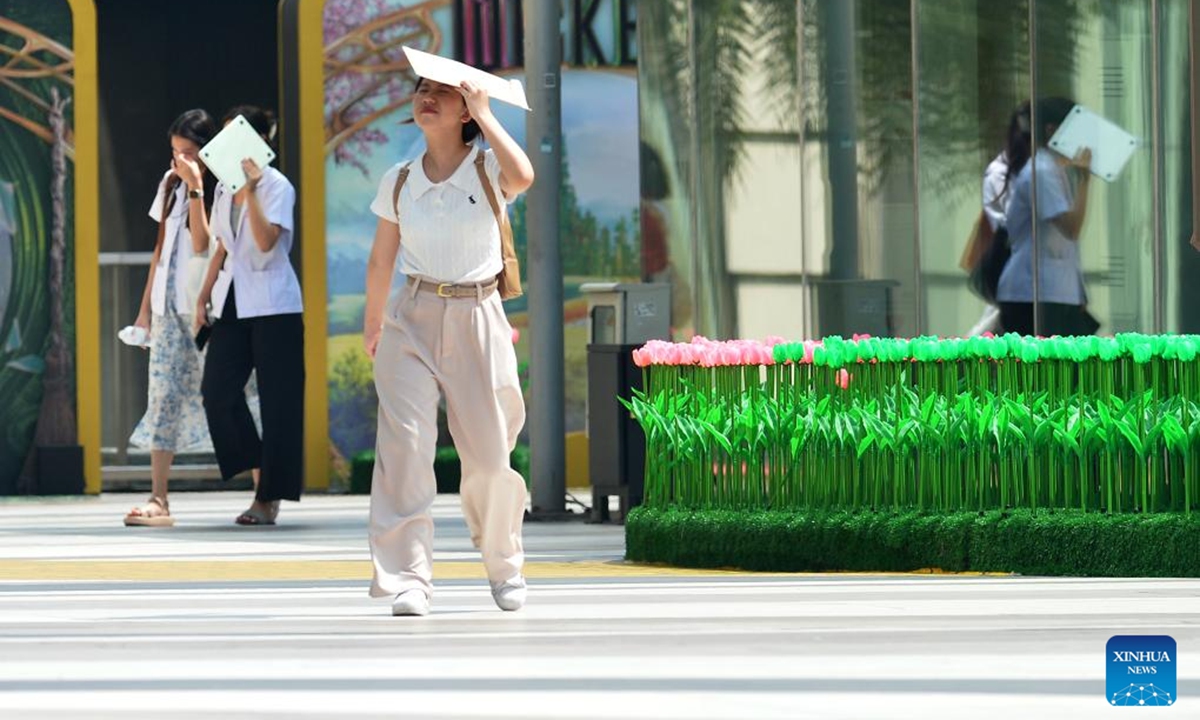 Pedestrians shade themselves from sunshine in Bangkok, Thailand, Nov. 12, 2024. The Thai Meteorological Department warned for high temperature in Bangkok and its vicinity for the upcoming days.  (Photo: Xinhua)