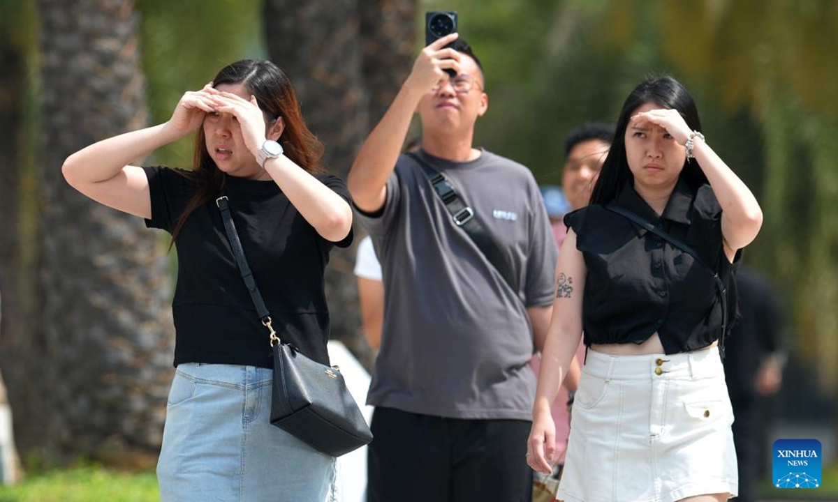 Pedestrians shade themselves from sunshine in Bangkok, Thailand, Nov. 12, 2024. The Thai Meteorological Department warned for high temperature in Bangkok and its vicinity for the upcoming days.  (Photo: Xinhua)