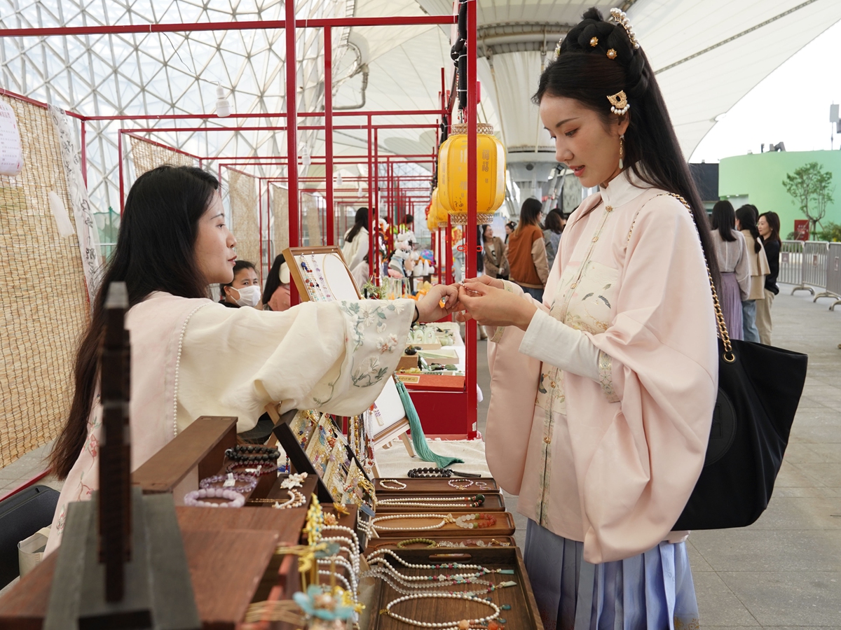 A Hanfu enthusiast selects accessories at a Chinese national style market in Shanghai. Photo: Xinhua