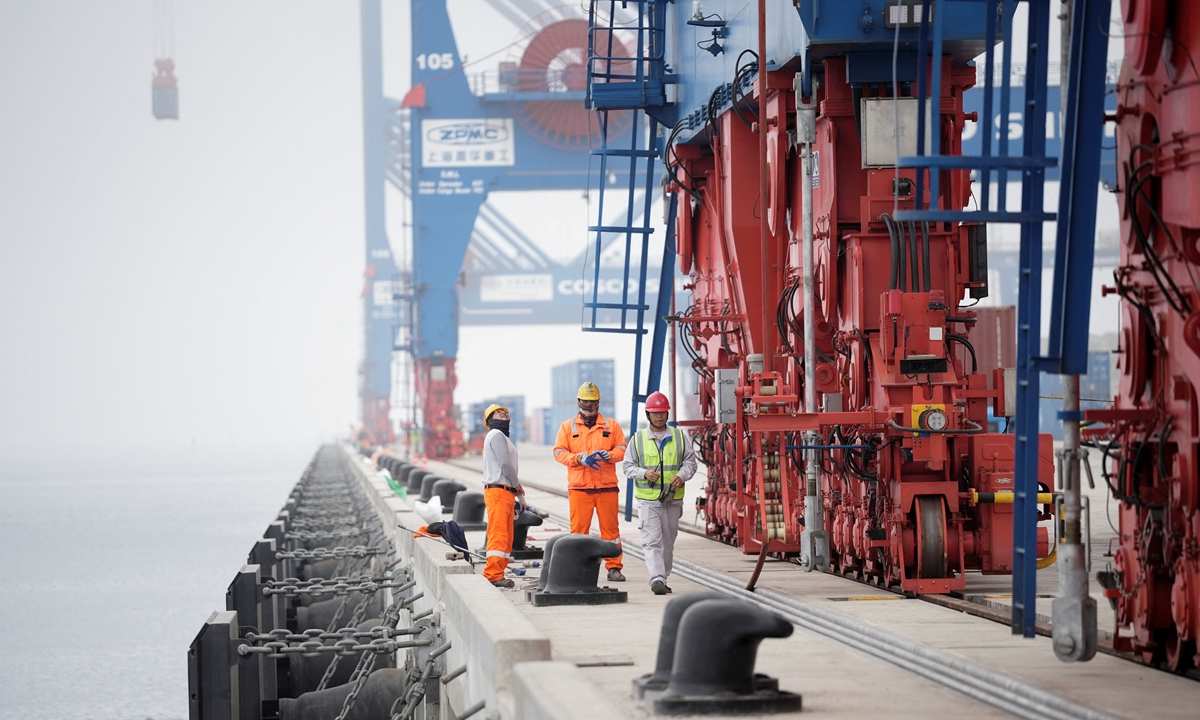 Workers at Chancay Port, Chancay, Peru, on October 24, 2024 Photo: IC