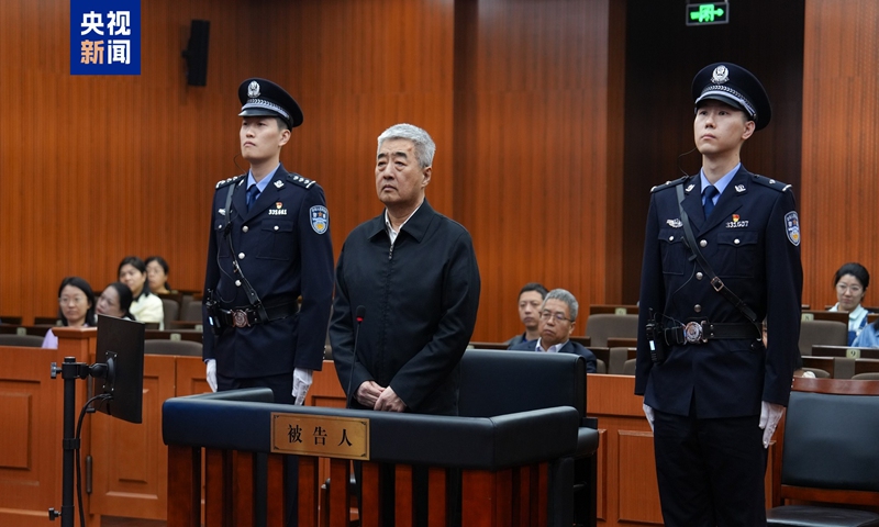 Zhang Hongli, a former vice president of the Industrial and Commercial Bank of China, appears in court on suspicion of taking bribes in Hangzhou, East China's Zhejiang Province on November 14, 2024. Photo: Screen shot of CCTV 