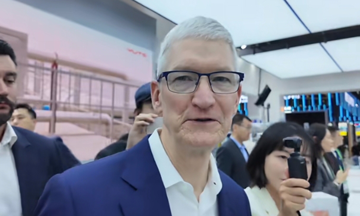 Apple CEO Tim Cook tours the site of the 2nd China International Supply Chain Expo in Beijing on November 25, 2024. Photo: Yuyuan Tantian