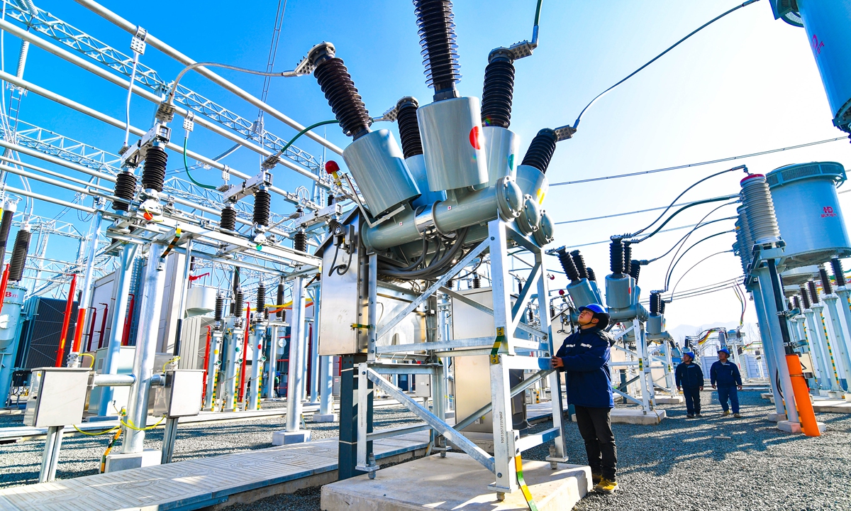 Workers inspect equipment at the site of a 500-kilovolt substation project in Banjieta township, Chengde, Hebei Province on November 14, 2024. Photo: VCG