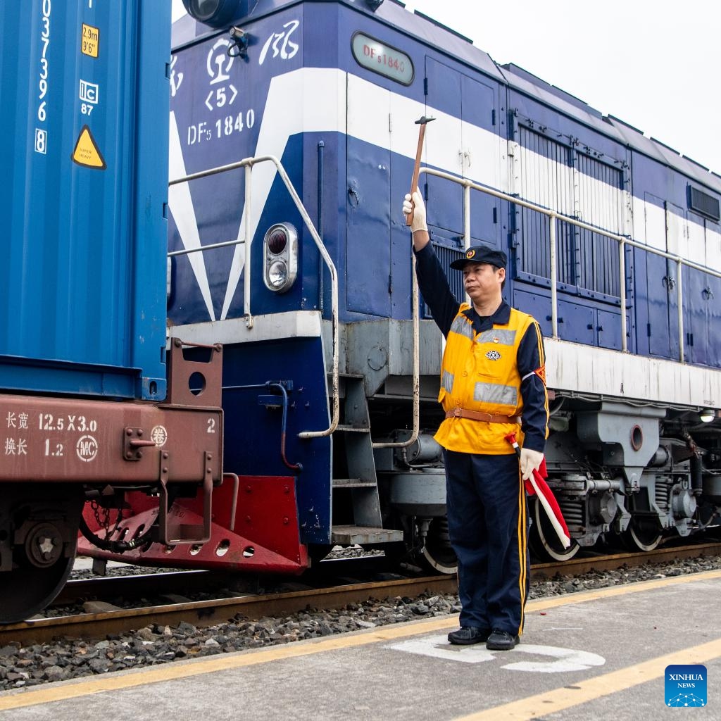 A staff member prepares before the departing of the 100,000th China-Europe freight train, coded X8083, at the Tuanjiecun Station in Chongqing, southwest China, Nov. 15, 2024. (Photo: Xinhua)