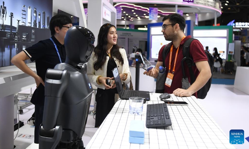 A visitor learns about a robot at a booth at the 26th China High-Tech Fair (CHTF) in Shenzhen, south China's Guangdong Province, Nov. 15, 2024. A variety of robots and products of related industries are exhibited at the ongoing 26th CHTF, attracting lots of attention. (Photo: Xinhua)