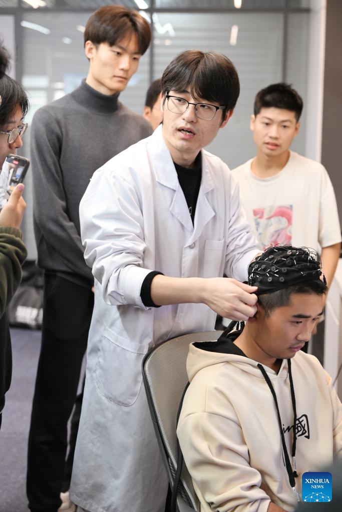 A researcher gives a lesson to undergraduates at a laboratory in Tianjin University in Tianjin, north China, Nov. 15, 2024. Tianjin University enrolled the first batch of freshmen majored in brain-machine interface (BMI), with interdisciplinary courses ranging from the basic theory of brain-machine interaction to device system development, transformation and application. (Photo: Xinhua)