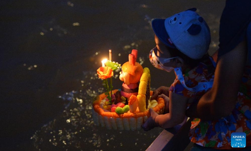 A child releases a water lantern during the Loy Krathong Festival by the Chao Phraya River in Ayutthaya, Thailand, Nov. 15, 2024. (Photo: Xinhua)