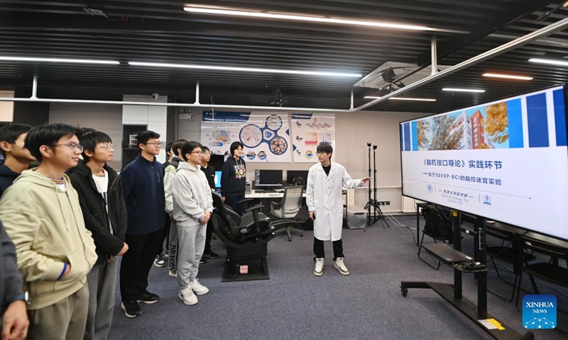 A researcher gives a lesson to undergraduates at a laboratory in Tianjin University in Tianjin, north China, Nov. 15, 2024. Tianjin University enrolled the first batch of freshmen majored in brain-machine interface (BMI), with interdisciplinary courses ranging from the basic theory of brain-machine interaction to device system development, transformation and application. (Photo: Xinhua)