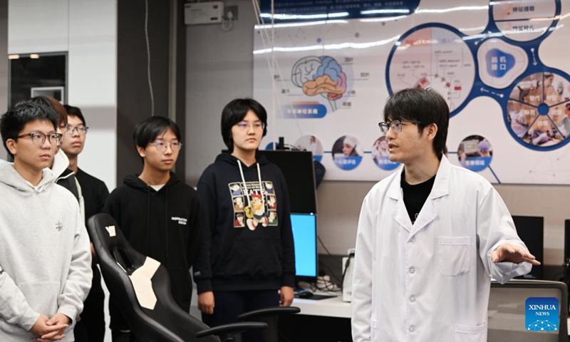 A researcher gives a lesson to undergraduates at a laboratory in Tianjin University in Tianjin, north China, Nov. 15, 2024. Tianjin University enrolled the first batch of freshmen majored in brain-machine interface (BMI), with interdisciplinary courses ranging from the basic theory of brain-machine interaction to device system development, transformation and application.(Photo: Xinhua)