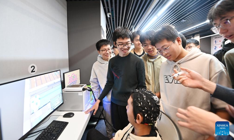 Undergraduates have a class at a laboratory in Tianjin University in Tianjin, north China, Nov. 15, 2024. Tianjin University enrolled the first batch of freshmen majored in brain-machine interface (BMI), with interdisciplinary courses ranging from the basic theory of brain-machine interaction to device system development, transformation and application. (Photo: Xinhua)