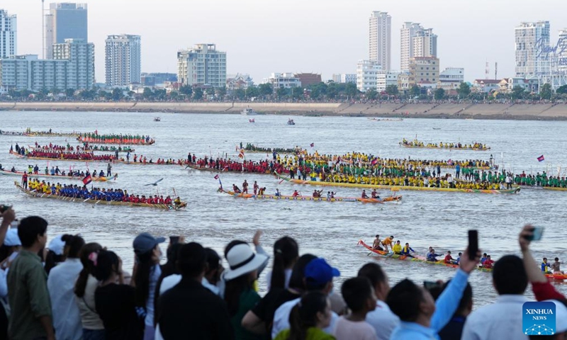 Dragon boat races during the traditional Water Festival in Cambodia came to an end successfully here Saturday evening, attracting huge crowds of visitors.