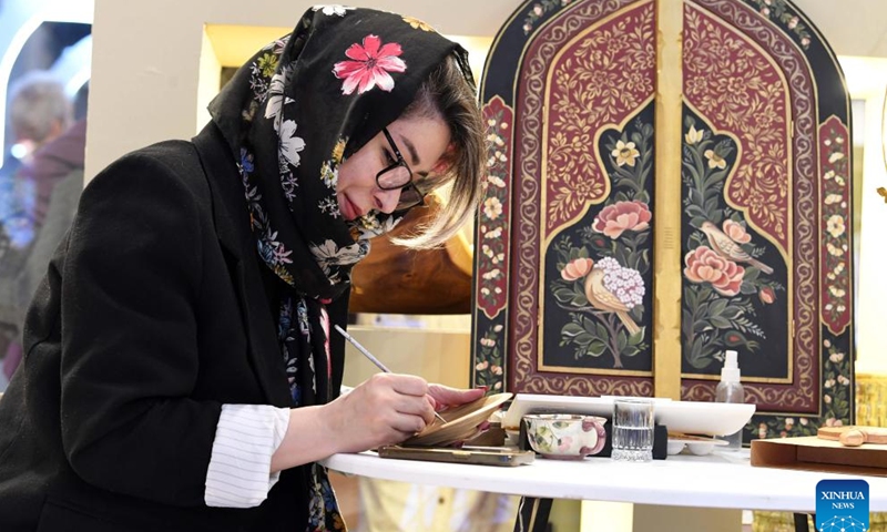 An exhibitor showcases handicraft-making skills during the 37th National Handicrafts Exhibition in Tehran, Iran, Nov. 16, 2024. The four-day exhibition closed here Saturday. (Xinhua/Shadati)