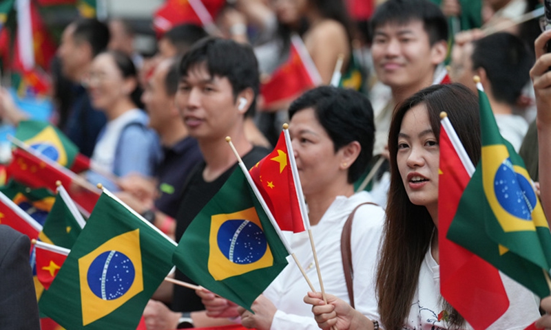 People welcome Chinese President Xi Jinping in Rio de Janeiro, Brazil, Nov. 17, 2024. Xi arrived here Sunday for the 19th G20 Summit and a state visit to Brazil at the invitation of President Luiz Inacio Lula da Silva. (Xinhua/Li Yan)