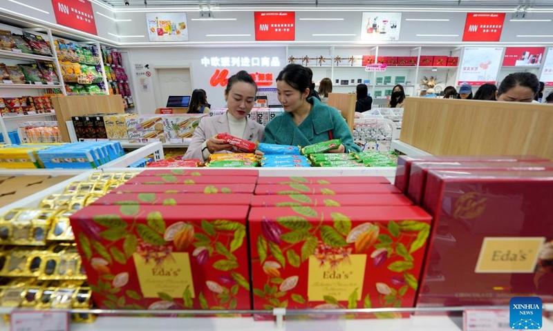 People buy products at a shop selling bonded commodities at Hankou Railway Station in Wuhan, central China's Hubei province, Nov. 17, 2024. A special outlet for bonded goods transported by China-Europe freight trains at Hankou Railway Station provides costumers with products in rich categories from countries in the freight train services network. (Xinhua/Xing Guangli)