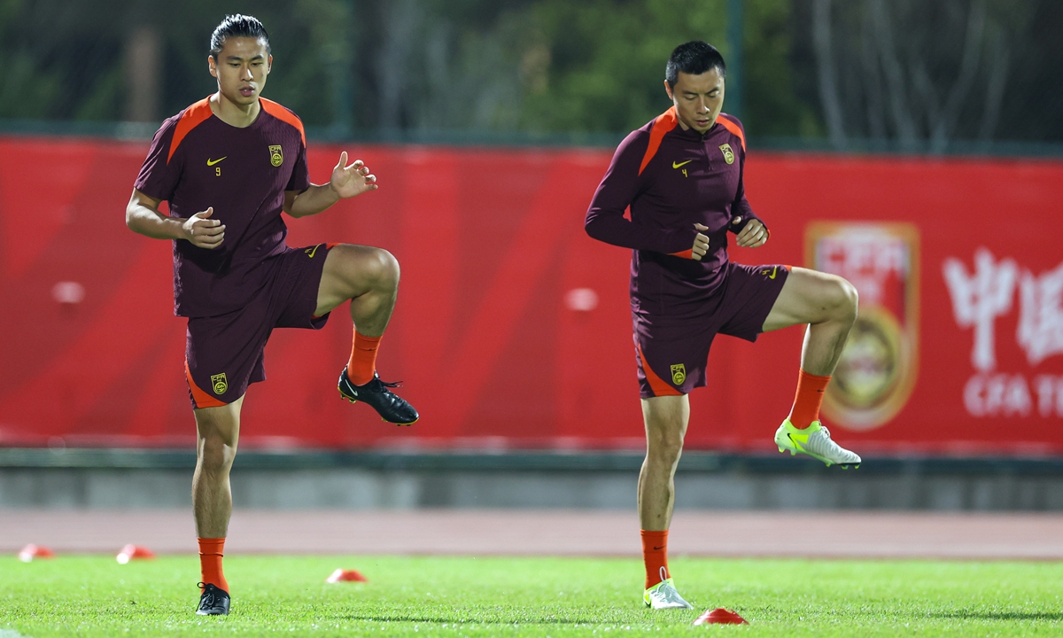 Chinese men's national football team players Zhang Yuning (left) and Li Lei warm up in a training session in Xiamen, East China's Fujian Province on November 17, 2024, ahead of their FIFA World Cup qualifying match against Japan on Tuesday. Striker Zhang scored a late winner in their 1-0 win over Bahrain on Thursday in Riffa. Photo: VCG