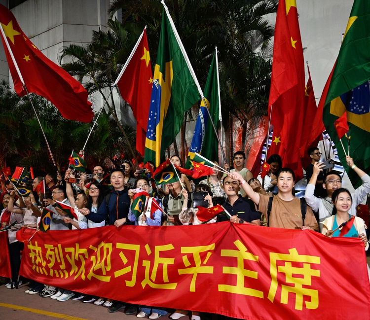 People welcome Chinese President Xi Jinping in Rio de Janeiro, Brazil, Nov. 17, 2024. Xi arrived here Sunday for the 19th G20 Summit and a state visit to Brazil at the invitation of President Luiz Inacio Lula da Silva. (Xinhua/Li Yan)