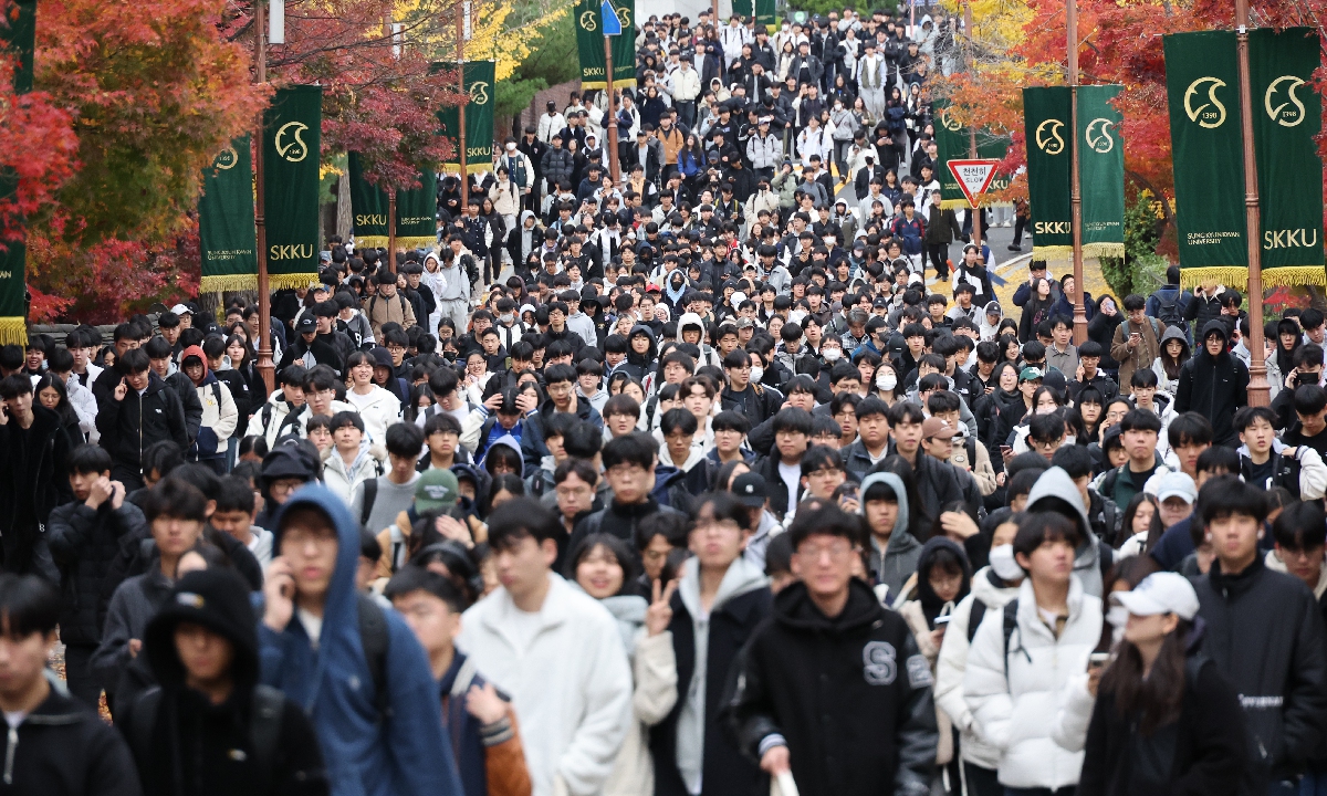 Students walk out of the Sungkyunkwan University in Seoul, South Korea, after sitting the college entrance exam on November 17, 2024. A total of 522,670 students, including high school seniors and graduates, were registered to take the state-administered College Scholastic Ability Test (CSAT), up 18,082 from last year, Yonhap reported. Photo: VCG 