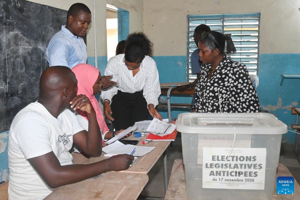 Staff members explain voting procedures to a voter at a polling station in Dakar, Senegal, on Nov. 17, 2024. Polling stations officially opened at 8 a.m., local time, Sunday throughout Senegal and abroad for the legislative elections. A total of 7,371,890 Senegalese voters participated in 7,048 polling stations and 16,440 voting centers across the country and abroad. Forty-one political formations, parties, or coalitions compete in these legislative elections, aiming to elect 165 deputies to the National Assembly for a five-year term. (Photo by Papa Demba Gueye/Xinhua)