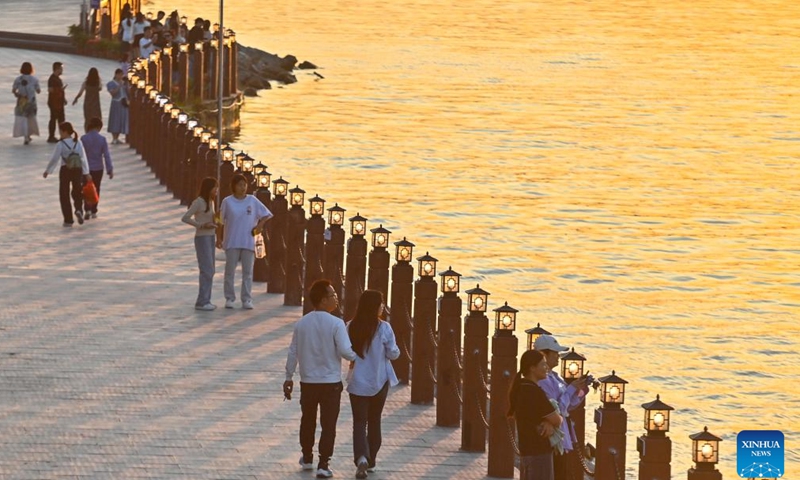 Tourists enjoy the sunset scenery at Sizhou Village in Changzhou District of Wuzhou City, south China's Guangxi Zhuang Autonomous Region, Nov. 12, 2024.(Xinhua/Huang Xiaobang)