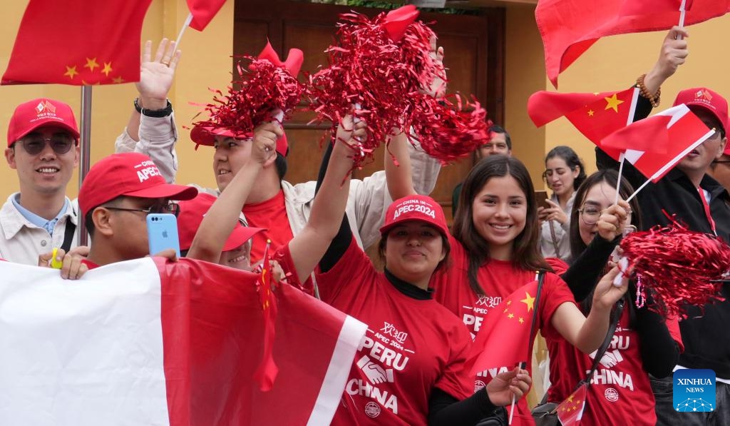 People bid farewell to Chinese President Xi Jinping on his way to the airport in Lima, Peru, Nov. 17, 2024. Xi left Lima on Sunday after attending the 31st APEC Economic Leaders' Meeting and paying a state visit to the Republic of Peru. (Xinhua/Bi Xiaoyang)