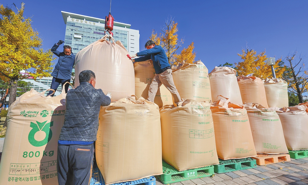 The local agricultural association in Gwangju, South Korea, holds a rally in front of the city hall on November 18, 2024, calling for the implementation of measures to address the decline in rice prices. Photo: VCG