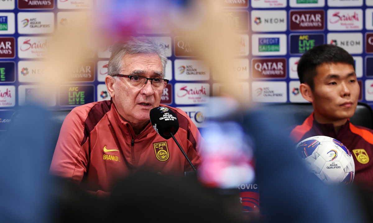 Chinese national football team head coach Branko Ivankovic (left) attends a press conference on November 18, 2024 in Xiamen. Photo: Cui Meng/GT