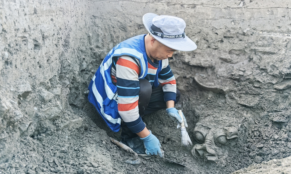 An archaeologist digs out a dragon head relic at the Guzhou ruins in the Xiong'an New Area, North China's Hebei Province. Photo: Courtesy of the Institute of Archaeology at the Chinese Academy of Social Sciences