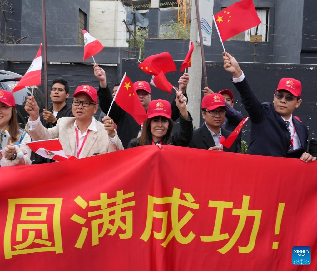 People bid farewell to Chinese President Xi Jinping on his way to the airport in Lima, Peru, Nov. 17, 2024. Xi left Lima on Sunday after attending the 31st APEC Economic Leaders' Meeting and paying a state visit to the Republic of Peru. (Xinhua/Bi Xiaoyang)