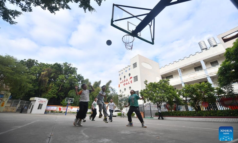 Students play basketball at a primary school in Changzhou District of Wuzhou City, south China's Guangxi Zhuang Autonomous Region, Nov. 14, 2024.(Xinhua/Huang Xiaobang)