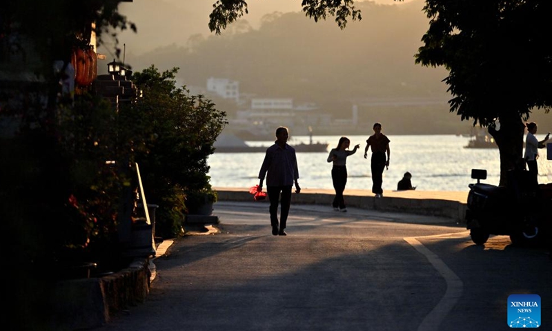 Tourists enjoy the sunset scenery at Sizhou Village in Changzhou District of Wuzhou City, south China's Guangxi Zhuang Autonomous Region, Nov. 14, 2024.(Xinhua/Huang Xiaobang)