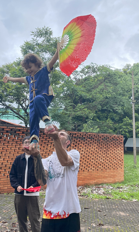 Victor, a Brazilian student at the Confucius Institute of the University of Brasilia, perform Chinese acrobatics with his 3-year-old daughter. Photo: Wang Qi/GT