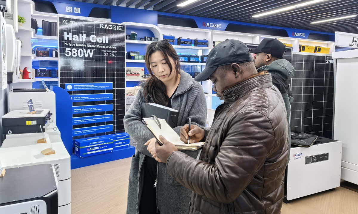 A foreign buyer discusses business with a vendor at the Yiwu International Trade Market on November 18, 2024.  Photo: Zhang Yiyi/GT