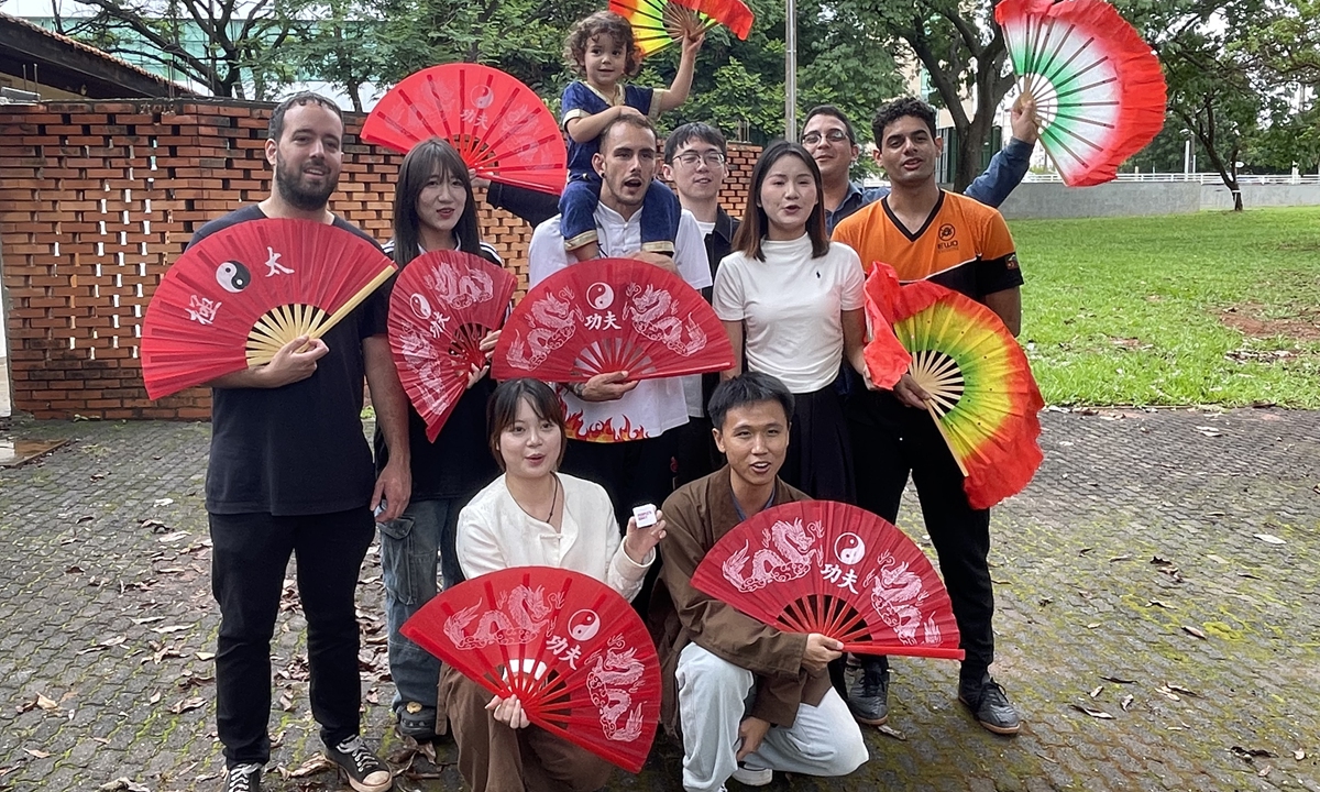 Brazilian and Chinese students pose with traditional Chinese fans in front of the Confucius Institute at the University of Brasilia. Photo: Wang Qi/GT